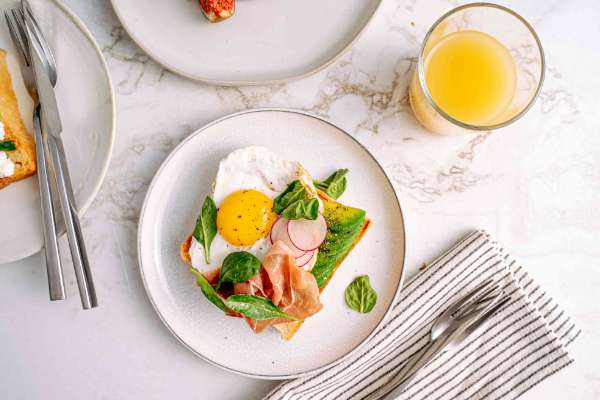 kanapka z awokado, jajkiem, szynką parmeńską i rzodkiewką